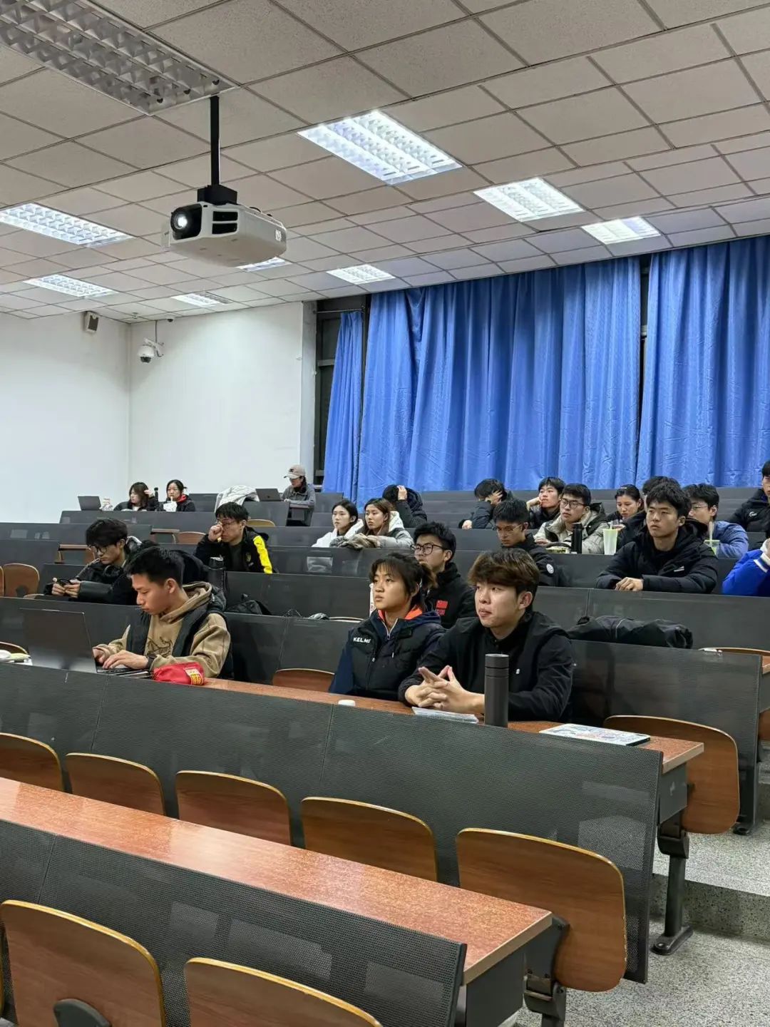 5e3dc6dbf6244481b389929fc4254b84.jpg 电竞实时数据网
